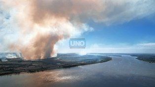 Se advierten incendios en las islas de Santa Fe, con grandes columnas de humo que se divisan desde Paraná