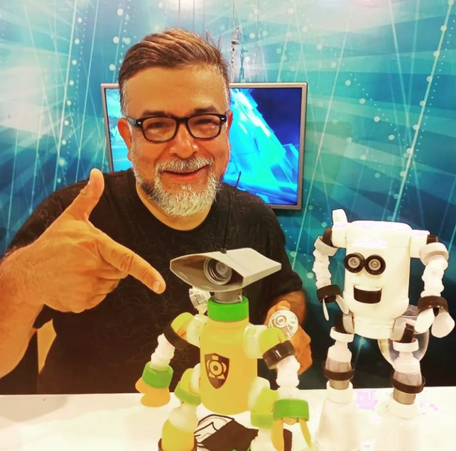 José María Rodríguez con sus creaciones.