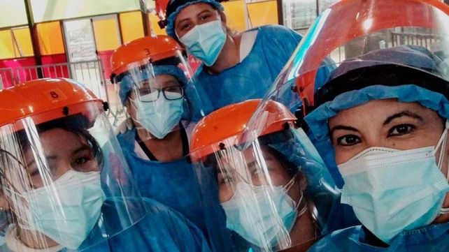 En medio de los hisopados, una enfermera rindió su último examen y se recibió de licenciada 