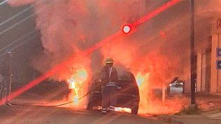 Auto fue consumido por incendio: sus ocupantes iban alcoholizados