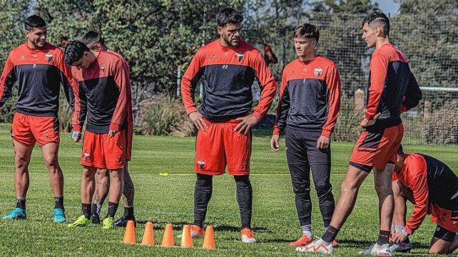 Colón entrenó en Buenos Aires y De Paoli tendría el equipo