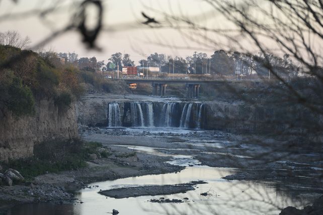 En riesgo. La erosión que produce la masa hídrica en la cascada del Saladillo requiere de obras de contención y apuntalamiento en el puente Molino Blanco.