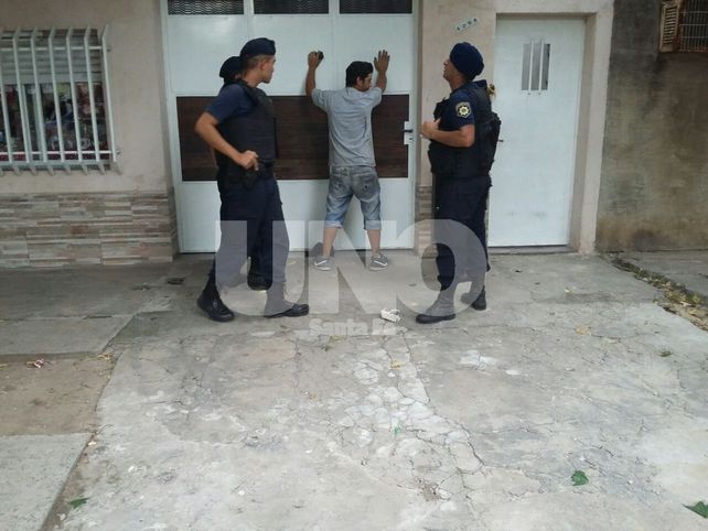 Sin salida. El momento en que uno de los ladrones fue aprehendido por los agentes del Comando.