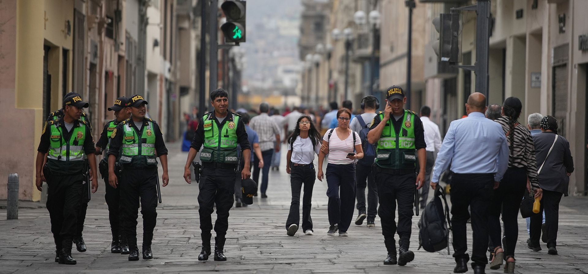 La policía patrulla cerca del palacio de gobierno, sede de la presidencia, en Lima, Perú, el miércoles 18 de febrero de 2026, un día después de que los legisladores votaran a favor de destituir al presidente interino José Jeri, quien enfrenta acusaciones de corrupción. (Foto AP/Guadalupe Pardo) La policía patrulla cerca del palacio de gobierno, sede de la presidencia, en Lima, Perú, el miércoles 18 de febrero de 2026, un día después de que los legisladores votaran a favor de destituir al presidente interino José Jeri, quien enfrenta acusaciones de corrupción. (Foto AP/Guadalupe Pardo)
