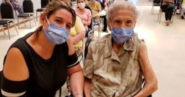 Elsa Pisani se vacunó contra el coronavirus en Córdoba y lo festejó tomando un Fernét con Coca.&nbsp;