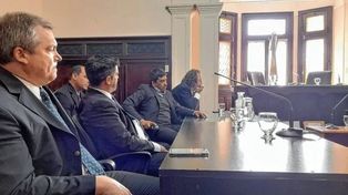 Los abogados de los acusados. Uno de ellos, un ex militar del Ejército, fue condenado a tres años en suspenso.