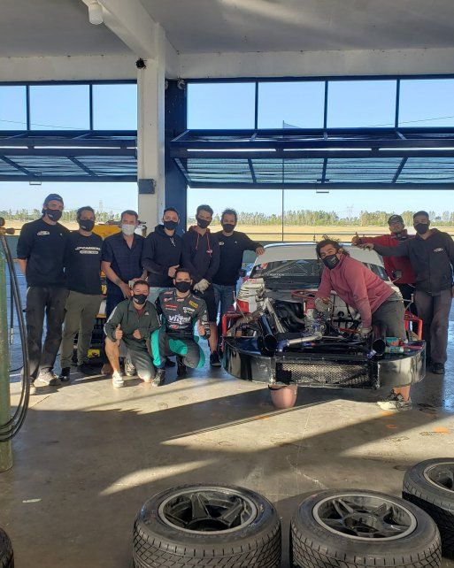 Codo a codo. Facundo Ardusso y sus nuevos compañeros del JP Carrera. Dejó Renault Sport Team y correrá con Chevrolet.