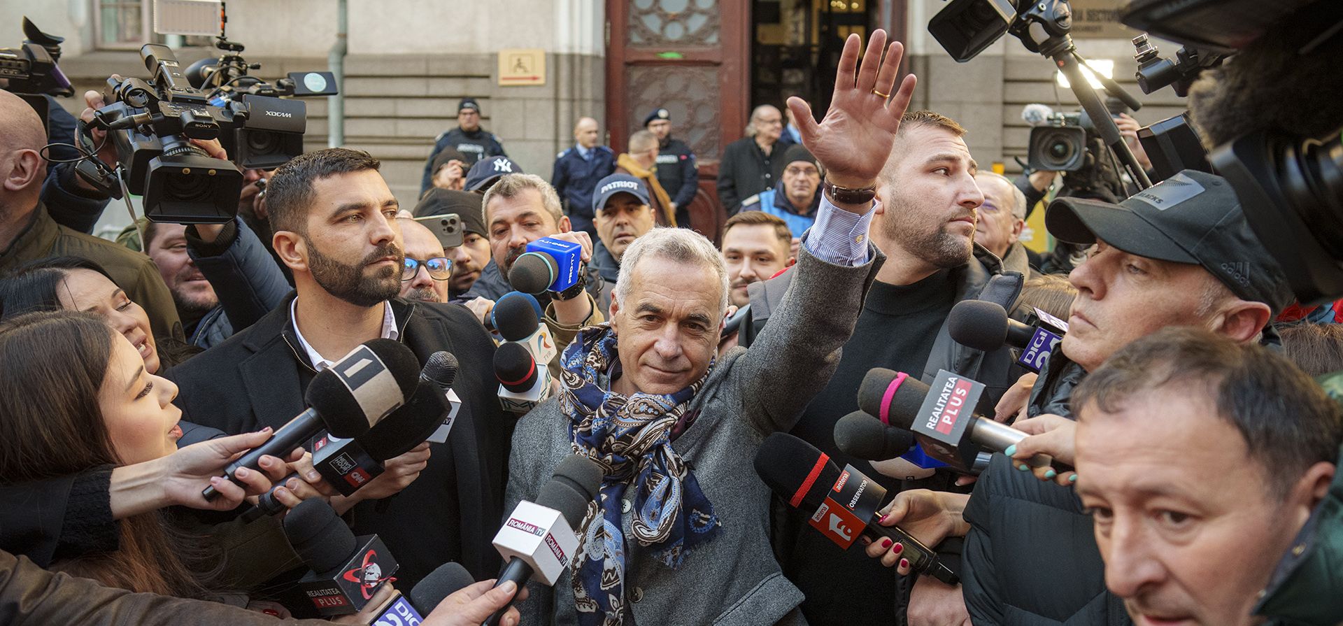 Calin Georgescu, ganador de la primera vuelta de las elecciones presidenciales, que luego fueron anuladas por el Tribunal Constitucional, saluda a sus partidarios al salir de un tribunal de distrito en Bucarest, Rumania, el miércoles 5 de marzo de 2025. (Foto AP/Vadim Ghirda) Calin Georgescu, ganador de la primera vuelta de las elecciones presidenciales, que luego fueron anuladas por el Tribunal Constitucional, saluda a sus partidarios al salir de un tribunal de distrito en Bucarest, Rumania, el miércoles 5 de marzo de 2025. (Foto AP/Vadim Ghirda)