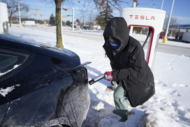 Una mujer intenta cargar su auto Tesla en un punto de carga en Michigan. El frío extremo no favorece a este tipo de vehículos.&nbsp;