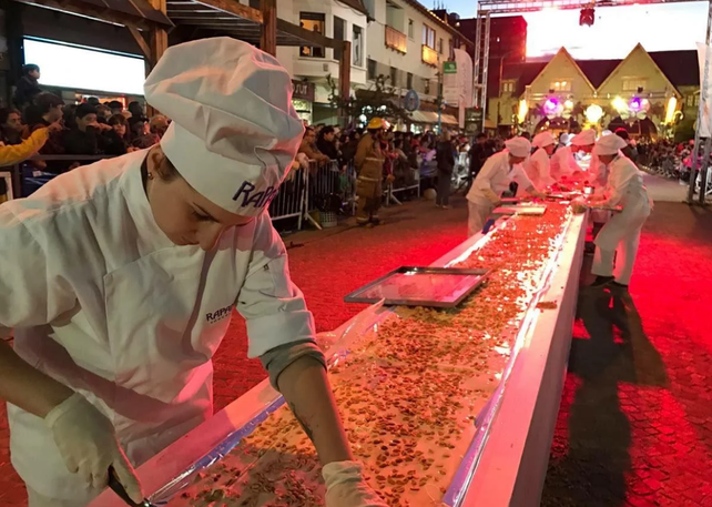Bariloche rompió un nuevo récord y fabricó la barra de chocolate más larga del mundo