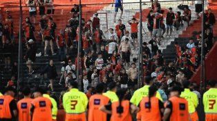 Una vez consumado el descenso, varios hinchas de Colón rompieron los palcos de Newells.