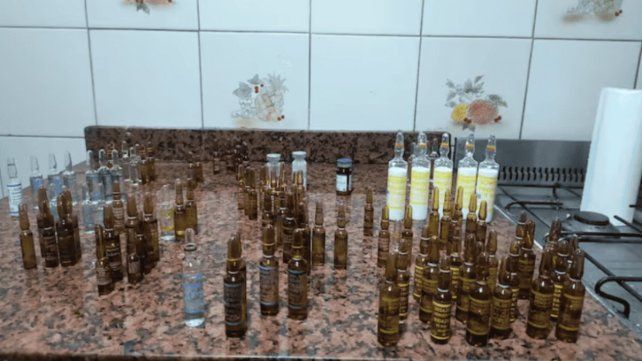 Algunas de las ampollas que encontraron en el domicilio. &nbsp;