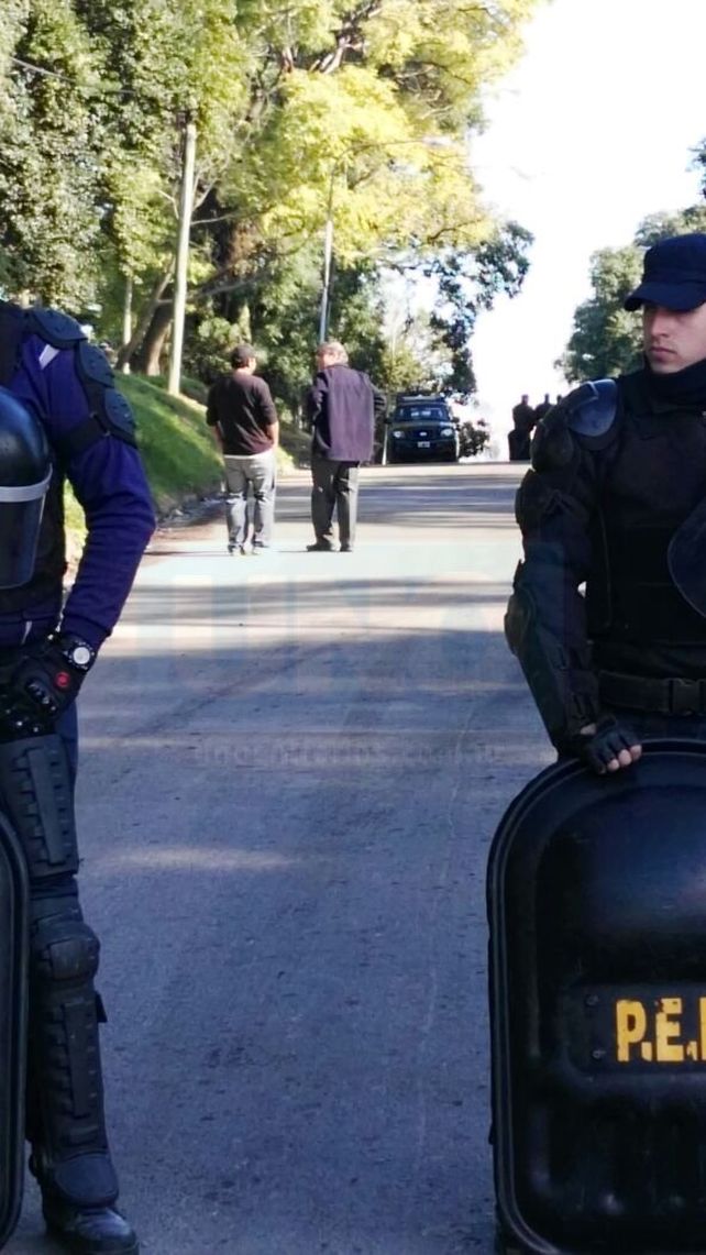 En medio de un fuerte operativo policial desalojan a una familia en calle Churruarín