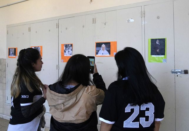 Alumnas y alumnos de la escuela pueden encontrarse a diario con la muestra fotográfica de 23 imágenes que recorren sitios o acontecimientos donde fueron vulnerados derechos.