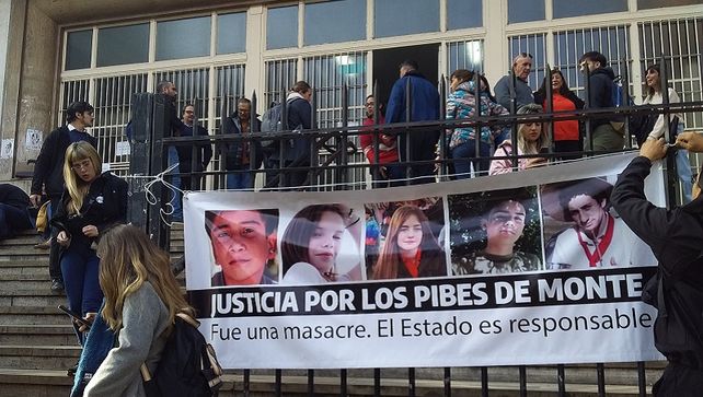 Prisión perpetua para dos policías acusados por la Masacre de Monte