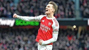 Arsenal ganó y es líder en la Premier League.