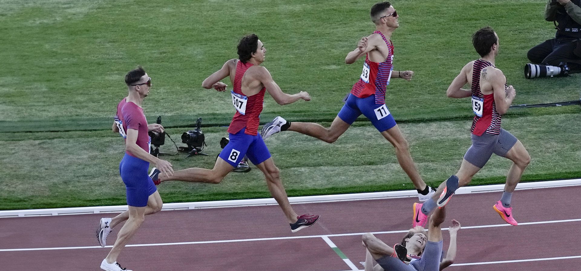 El canadiense Charles Philibert-Thiboutot cae tras ganar la medalla de oro en la final masculina de 1.500 metros en los Juegos Panamericanos en Santiago de Chile, Chile, el jueves 2 de noviembre de 2023. (Foto AP/Silvia Izquierdo) El canadiense Charles Philibert-Thiboutot cae tras ganar la medalla de oro en la final masculina de 1.500 metros en los Juegos Panamericanos en Santiago de Chile, Chile, el jueves 2 de noviembre de 2023. (Foto AP/Silvia Izquierdo)