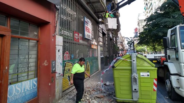 Sarmiento al 700. Los operarios de Defensa Civil en plena tarea.&nbsp;