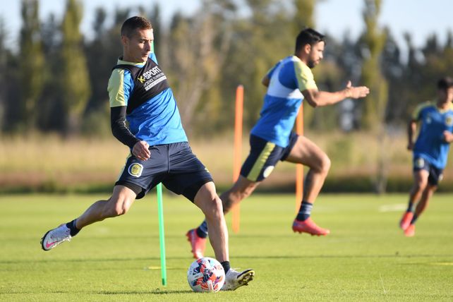 Ruben se entrena en la cancha 2 del predio de Arroyo Seco. Marco quiere jugar todo el partido y que Central gane.