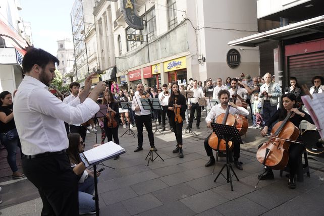 Músicos de la Orquesta Sinfónica Provincial y el Ensamble Municipal de Vientos tocaron en la peatonal Córdoba.