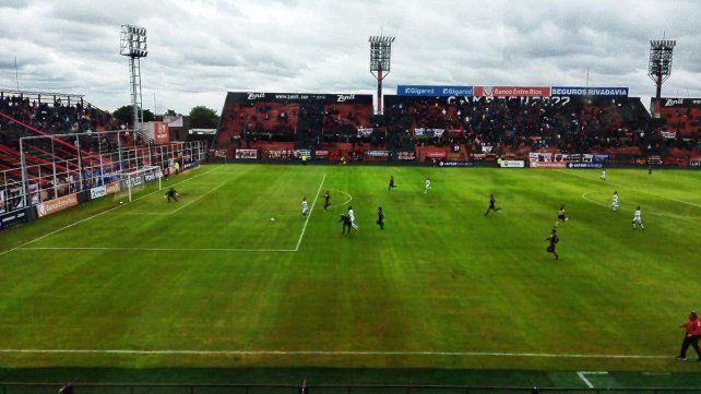 Patronato le ganó 2-0 a Chacarita y se recuperó ante su gente.