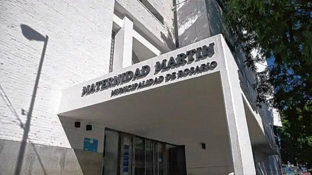 Rosario: una adolescente parió en su casa y le dio nueve puñaladas a su beba, que está con pronóstico reservado