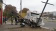 Zona oeste: un camionero se descompensó, chocó dos autos y derribó un semáforo