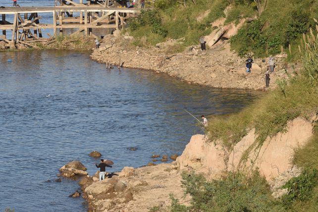 El río experimenta fluctuaciones en el caudal que originan socavones y desprendimientos en la barranca.