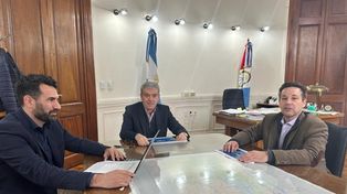 El ministro de Economía, Walter Agosto; el subsecretario de Contrataciones y Gestión de Bienes, Gabriel Di Pangrazio y el secretario de Proyectos de Inversión, Claudio Vissio detallaron el alcance del nuevo sistema y aseguraron que con él se consolida un proceso de transformación del sector público.