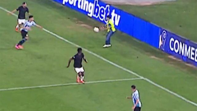 Momento clave. El alcanzapelotas comenzó la jugada del gol de Racing.