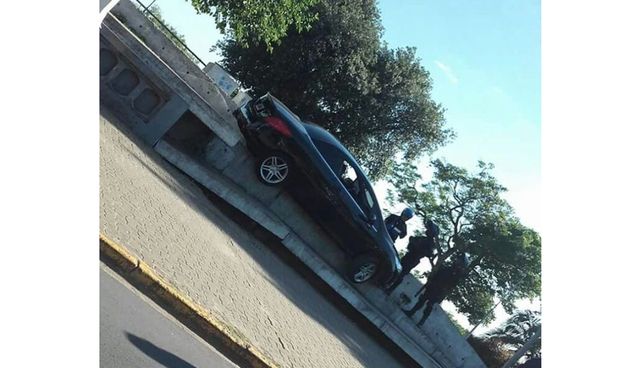 Un auto quedó montado sobre la infraestructura de la costanera