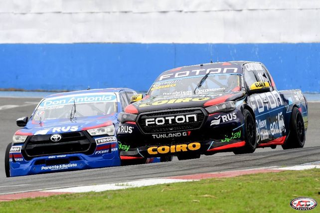 Diego Azar estrenó muy bien la Hilux en Rosario, con el quinto puesto. El primer vencedor del año intenta por adentro con Gastón Mazzacane.