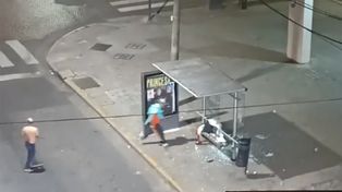 El violento incidente en Oroño y 3 de Febrero terminó con una para de colectivo destruida.&nbsp;