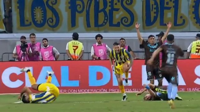 Pellegrino cae desmayado tras el choque de cabezas con Mallo. Tremendo momento al inicio del complemento. El jugador de Platense debió ser hospitalizado.