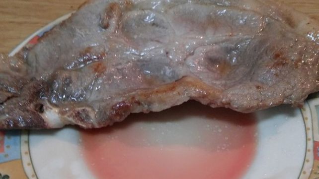 El liquido rojo que se ve en la carne, no es sangre