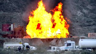 Se desató en Neuquén un gigantesco incendio en un pozo de gas y petróleo
