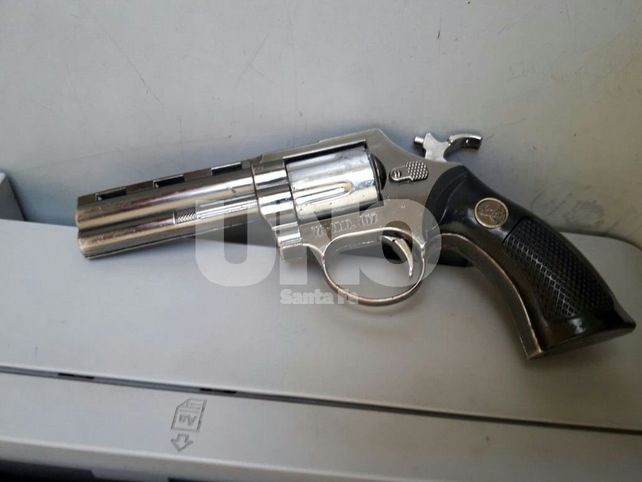 Atrapan a un delincuente con un arma de guerra después de un tiroteo en B° San José