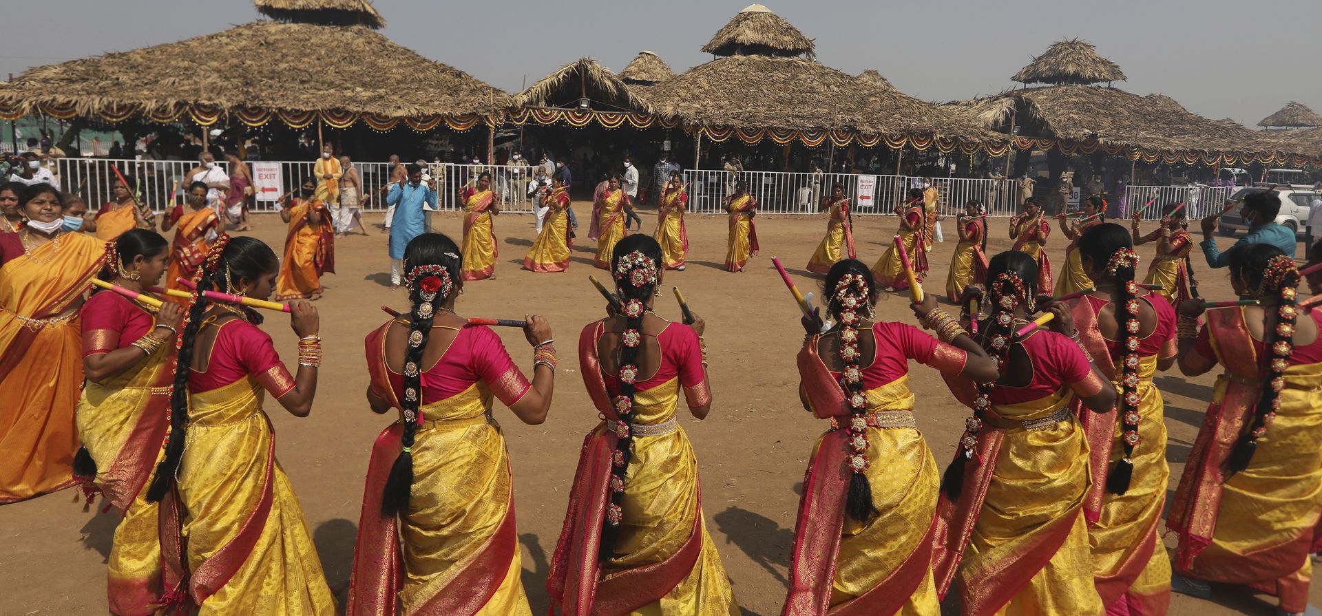 Devotos hindúes realizan una danza tradicional dentro de las instalaciones de una estatua gigante del reformador social y santo del siglo XI, Ramanujacharya, que ha sido nombrada