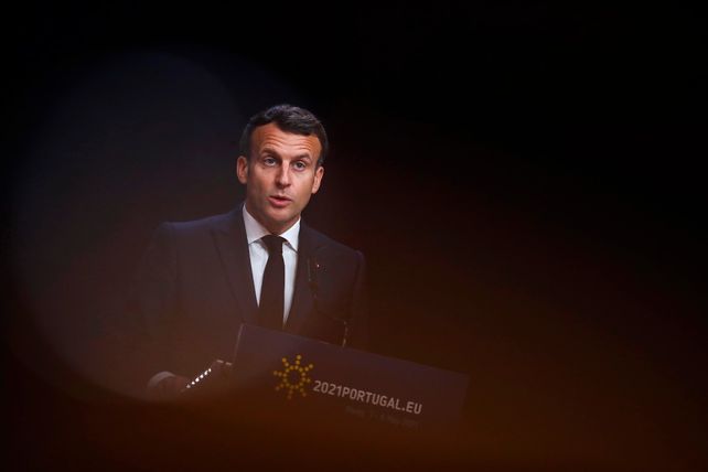 DUROS TÉRMINOS. El mandatario francés habla este sábado en la cumbre de Portugal.