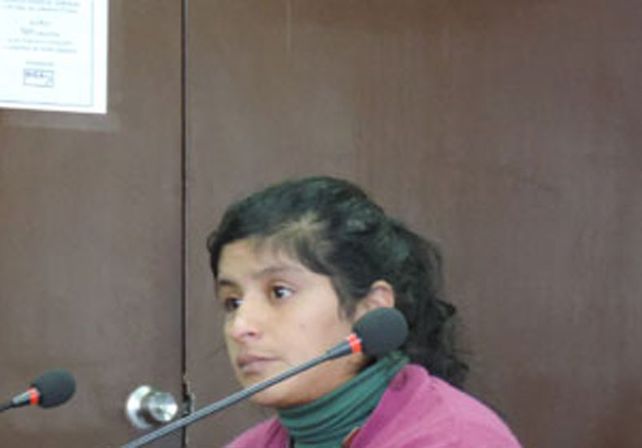 La acusada concurrió a la sala acompañada por dos de sus hijos. (Foto 03442.com)