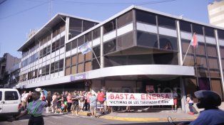 Este martes se realizó en Paraná una manifestación de vecinos autoconvocados para reclamar a Enersa por el tarifazo en el servicio de energía eléctrica. Alrededor de 100 personas se apostaron en la sede de Buenos Aires y 25 de Junio para reclamar por el aumento en las boletas.