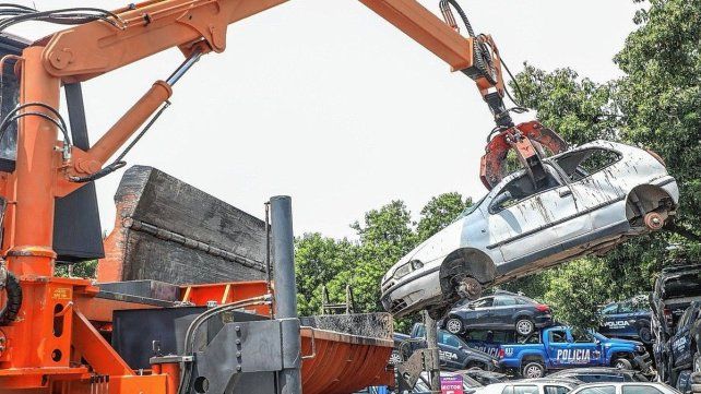 Comenzó la compactación de 2.100 motos y 700 vehículos en el Depósito Policial de Santa Fe