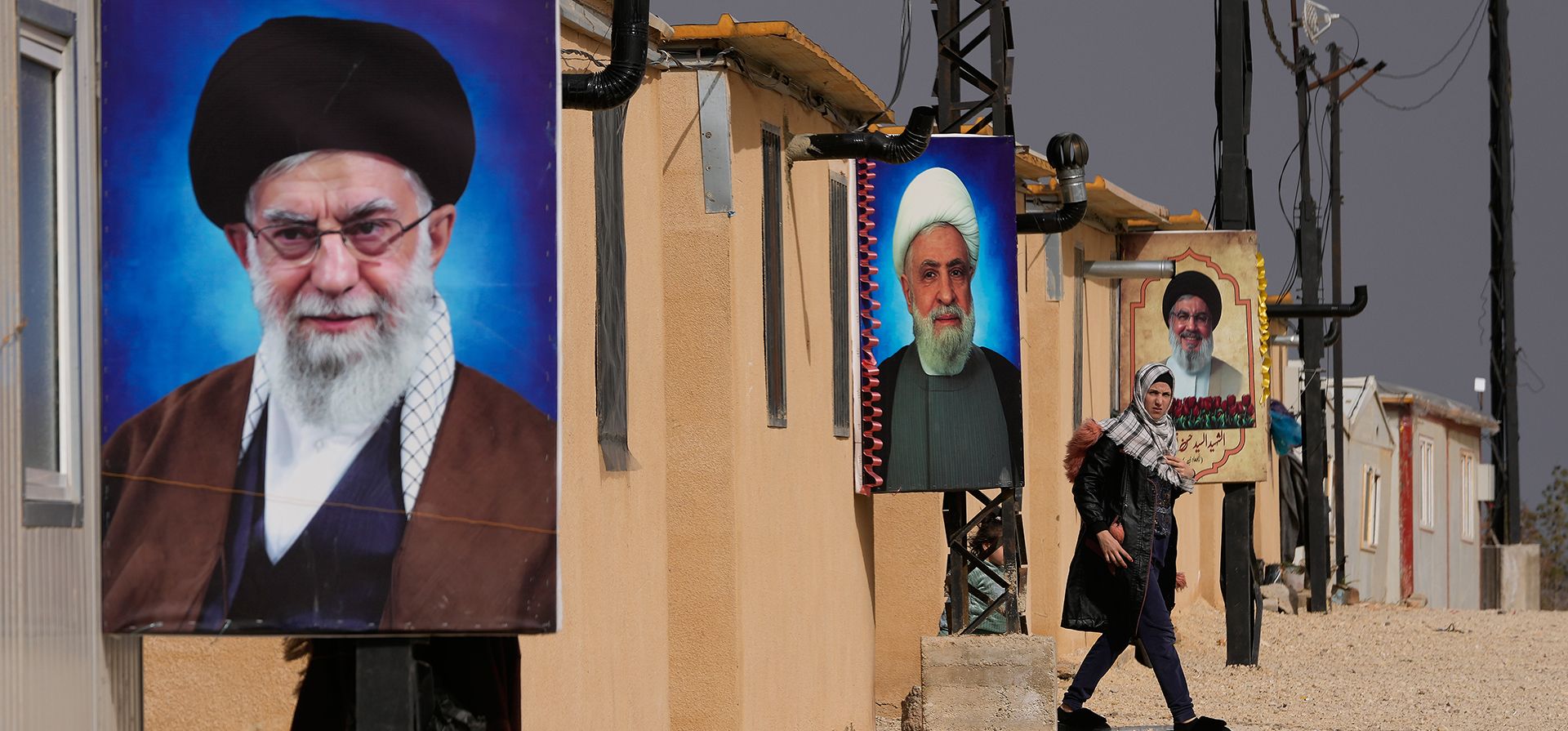 Una mujer chiíta siria camina junto a los retratos del líder supremo iraní, el ayatolá Ali Khamenei (en primer plano), el líder de Hezbolá, el jeque Naim Kassem (en el centro), y el difunto líder de Hezbolá, Sayyed Hassan Nasrallah (al fondo), en el complejo de viviendas Imam Ali, donde residen cientos de musulmanes chiítas, en su mayoría libaneses y sirios, desplazados de Siria, en Hermel, noreste del Líbano, el viernes 30 de enero de 2026. (Foto AP/Hussein Malla) Una mujer chiíta siria camina junto a los retratos del líder supremo iraní, el ayatolá Ali Khamenei (en primer plano), el líder de Hezbolá, el jeque Naim Kassem (en el centro), y el difunto líder de Hezbolá, Sayyed Hassan Nasrallah (al fondo), en el complejo de viviendas Imam Ali, donde residen cientos de musulmanes chiítas, en su mayoría libaneses y sirios, desplazados de Siria, en Hermel, noreste del Líbano, el viernes 30 de enero de 2026. (Foto AP/Hussein Malla)
