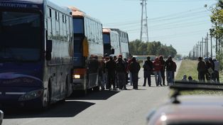 No les alcanzó con matarlo a tiros, lo agarraron a patadas por todos lados y quedó en el piso