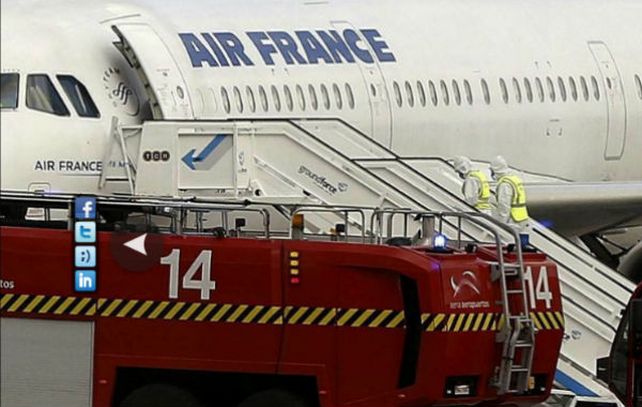 El arribo de un avión de Air France con un pasajero que presentaba síntomas de ébola causó alerta en el aeropuerto de Madrid.
