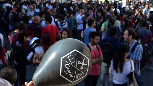 Científicos, estudiantes y docentes marcharon contra el recorte presupuestario