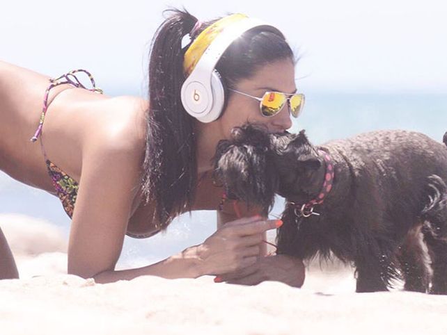 Una morocha hot suelta en las playas de Punta