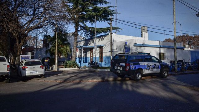 Agentes de la Policía Federal esta mañana en la seccional de Sarmiento y Ameghino.&nbsp;