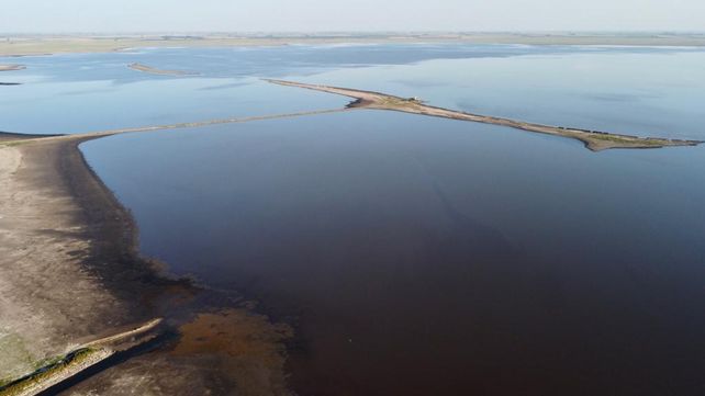 Imponente. La laguna de Melincué cuenta con una superficie de 120 kilómetros cuadrados. Es uno de los sitios Ramsar de los 23 que hay en Argentina y eso lo distingue como humedal de preservación internacional.