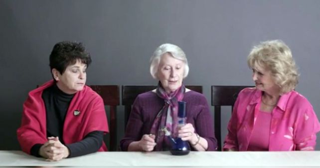 El curioso video de tres abuelitas fumando marihuana por primera vez en su vida
